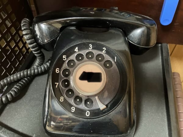 怪しい電話を意図せず撃退してしまう?黒電話ユーザーの詐欺対応が話題