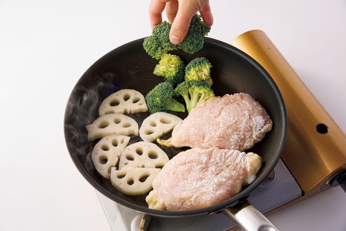 フライパン1つで2品献立が同時完成『鶏むねバタポンステーキ』は表面カリッ中しっとり　