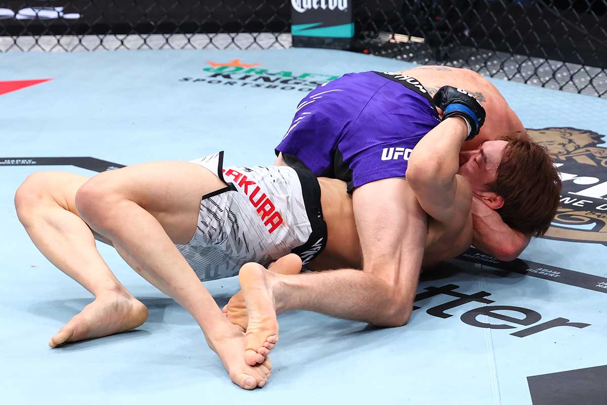 ティム・エリオットにギロチンチョークを極められた朝倉海（C）Getty Images