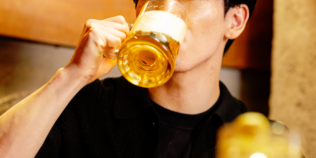 「出張中の事故」は基本的に労災が認められる傾向にあるが、「出張中の飲み会」の後に事故が起きた場合はどうなる？（kouta / PIXTA）