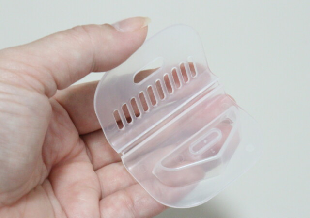  収納中のトラブルを回避！ありそうでなかった100均の専用カバー 