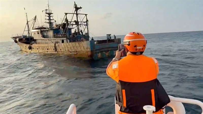 馬祖沖で海底ケーブルを損壊した中国漁船(奥)=海巡署提供