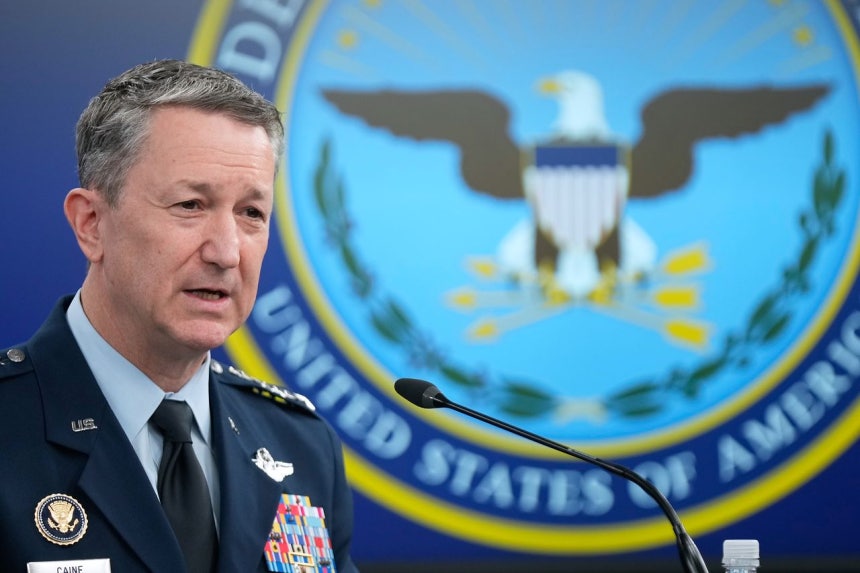 ダン・ケイン米統合参謀本部議長が2日（現地時間）、ワシントンのペンタゴンで開かれた記者会見でイラン空襲作戦の概要を説明している。 ［AP＝聯合ニュース］