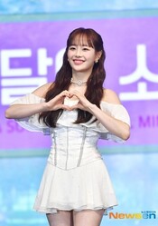 ����ξ�����LOONA�� ���奦��æ����ͳ�򵿤�����Ļ�̳�꤬�Ƥӥ����ȡ�Ʊ�դ�����оڵ����Ф����