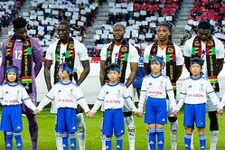 ��������ɽ�ο���˥ե����ब���ܤ򽸤��ڼ̿������������