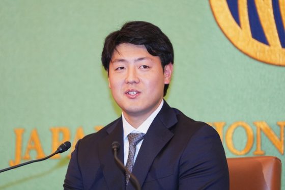 退団会見に臨んだ岡本和真【写真:小林靖】