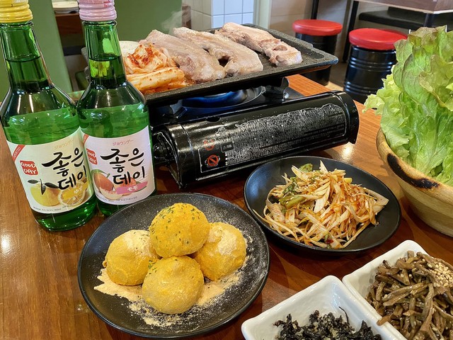 劇中に登場するサムギョプサルに“野球ボール風チーズボール”が絶品！ 映画『野球少女』コラボメニューを食べてみた　