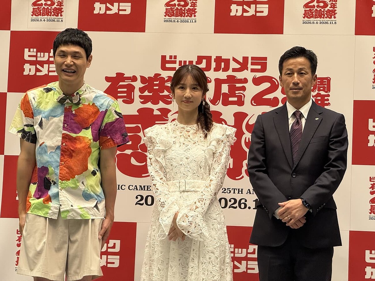 オープニングセレモニーのフォトセッションの様子(中央は小倉優子さん)