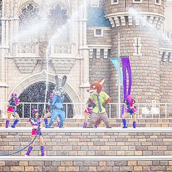 ディズニー攻略 子供と一緒に楽しむ夏の東京ディズニーランド 今年初の散水ショー ショーが楽しめるレストランほか ライブドアニュース