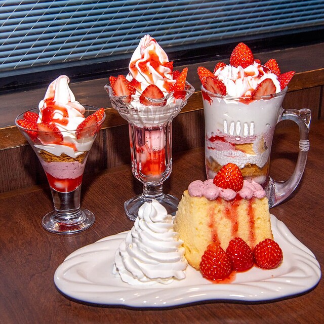 実食レポ】フレッシュな苺を使ったジョッキパフェやケーキ！びっくり