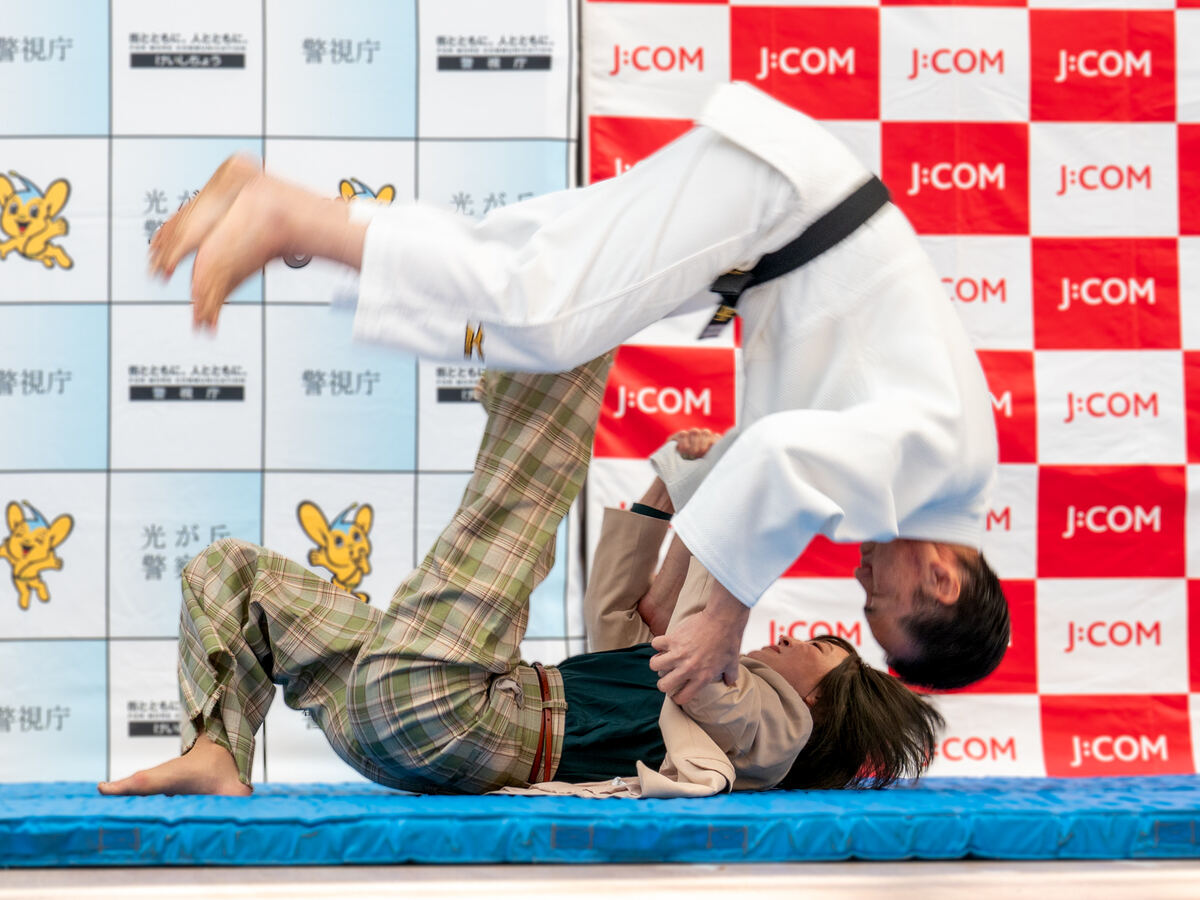 柔道・角田夏実選手がパリ五輪金メダルの技を披露＆特殊詐欺被害防止を呼びかけ - ライブドアニュース