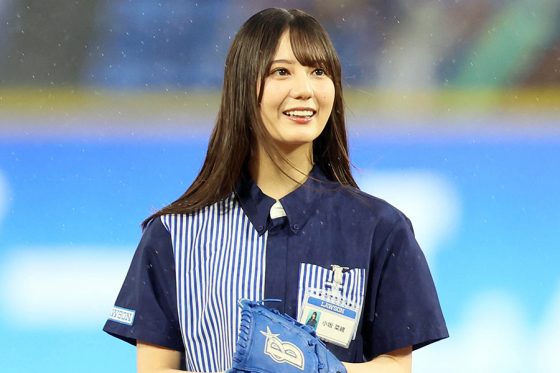 2024年8月に始球式を務めた日向坂46の小坂菜緒さん【写真提供:産経新聞社】
