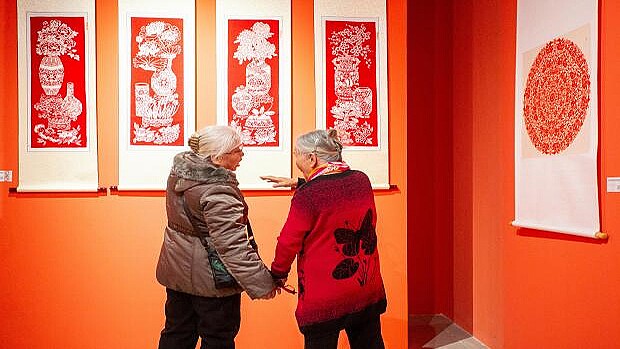 中国天津市で切り絵作品展 郷土色豊かな彫刻や農民画も展示 (2026年2月