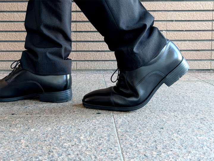 年数回しかスーツを着ない男の足元事情。やっぱり革靴履かなきゃダメですよね