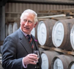 食事には独自のこだわりがあるチャールズ国王(画像は『Clarence House 2019年7月29日付Instagram「In Caithness, Scotland, today The Duke of Rothesay toured @wolfburn_whisky, the most northerly whisky distillery on the Scottish mainland, originally opened in 1821.」』のスクリーンショット)
