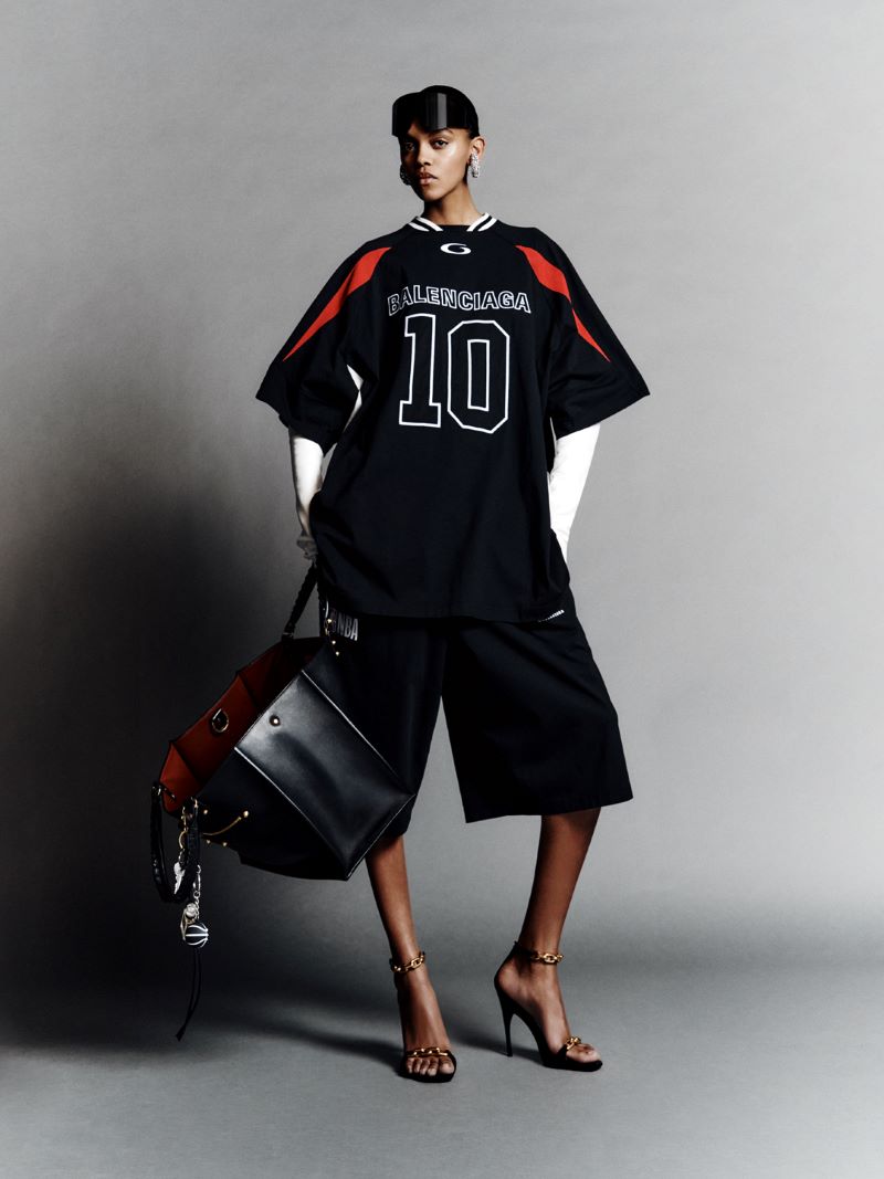 バレンシアガとNBAがコラボ…ブランドアイデンティティを宿したバスケットボール由来のアイテムを販売 - ライブドアニュース