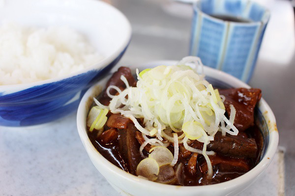 〈極上の朝食〉立ち食いでサッといただく築地のホルモン煮