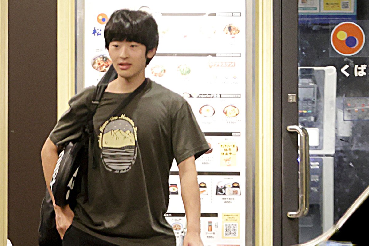  25年6月下旬夜、ラケットを持って松屋から出てこられた悠仁さま 