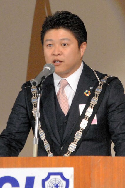 父 麻生太郎氏と同じく日本青年会議所会頭に内定 長男 将豊氏 慶応大学時代のバンドボーカル写真 ライブドアニュース