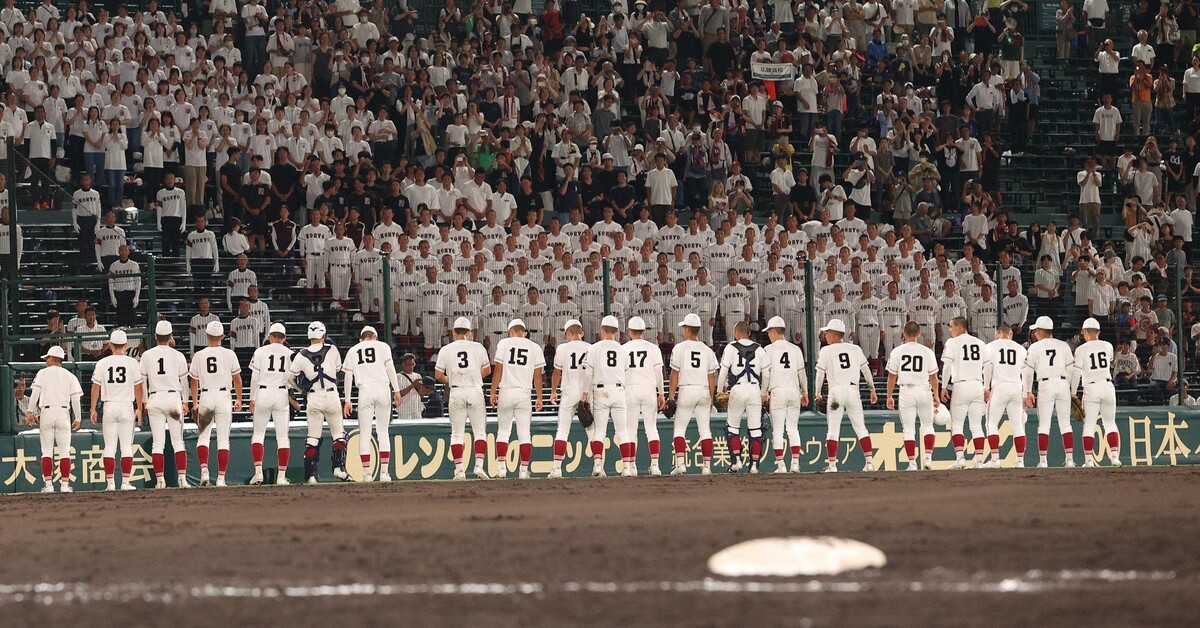 第107回全国高校野球選手権大会の1回戦で旭川志峯に勝利し、応援席にあいさつする広陵ナイン　Photo:JIJI