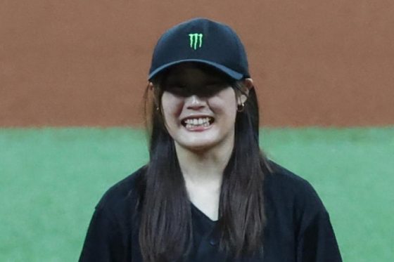 日本ハム戦でファーストピッチを行ったスノボード女子の村瀬心椛【写真提供:産経新聞社】