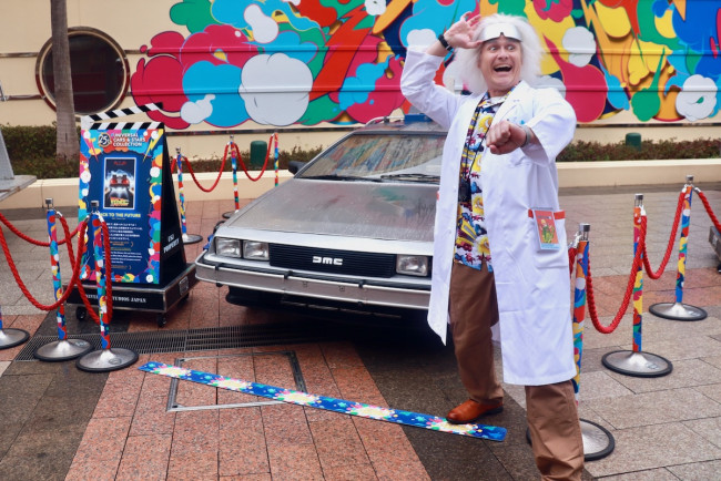 ユニバーサル・スタジオ・ジャパンに10年ぶりに復活した『バック・トゥ・ザ・フューチャー』のタイムマシン＆ドク・ブラウン博士　「ユニバーサル・カーズ・アンド・スターズ・コレクション」の様子