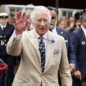 公の場ではいつも笑顔を絶やさないチャールズ国王(画像は『Clarence House 2022年7月20日付Instagram「We were in Torquay for day three of Their Royal Highnesses visit to Devon and Cornwall!」』のスクリーンショット)