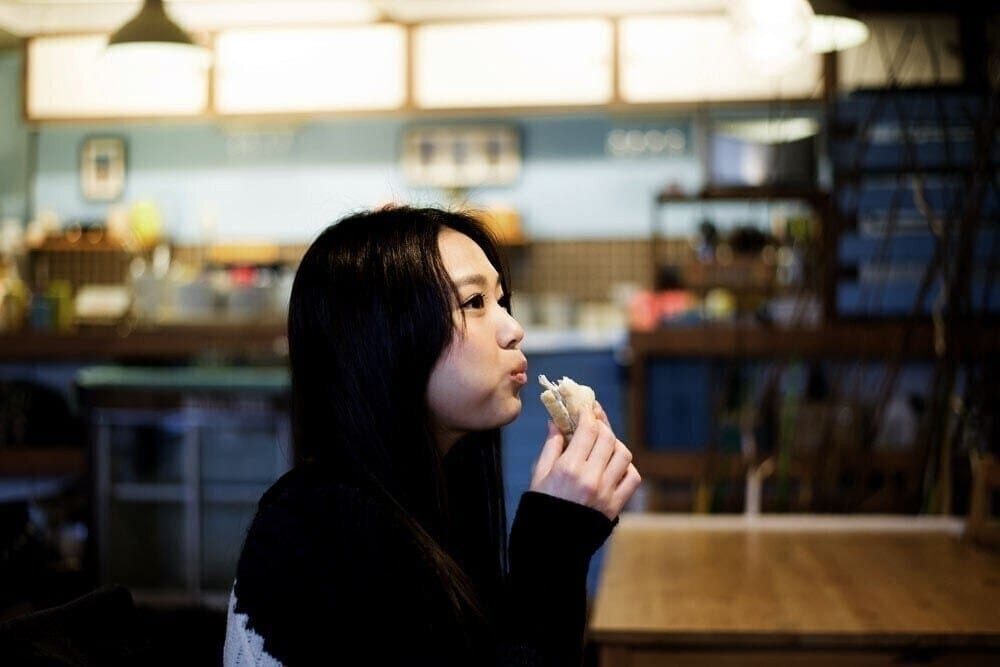  人生を成功させる秘訣は「自分が得意で、かつ、情熱を持てることに思いっきり集中する」ことです。ウラを返すと、集中を妨げるものは、人生を成功から遠ざける障害とも言えます。では、「食べると集中力が落ちる食事」と言えば？ 