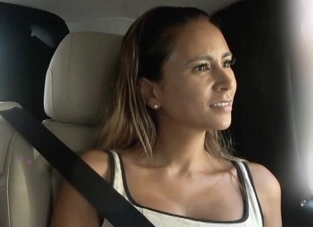 【写真・画像】ドバイに移住のMALIA.約2000万円の愛車を披露 ドライバーが運転 1枚目