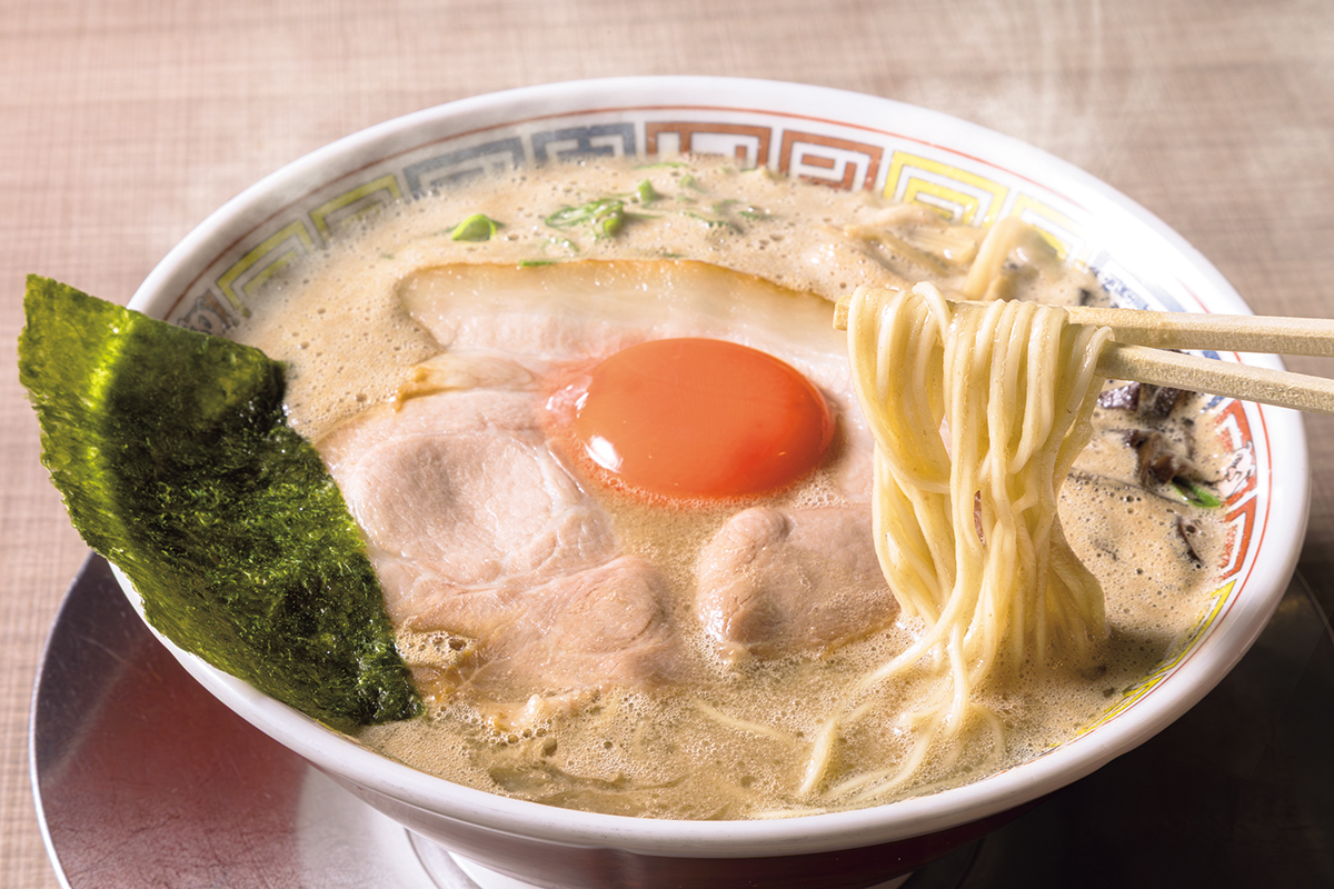 『エキトンの店 井の庄』月見エキトン 1070円 オレンジ色に輝くのは「マキシマムこいたまご」。スープにコクを足しまろやかな味わいに。チャーシューもビッグサイズ