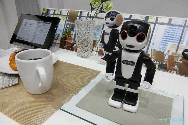NTTデータとシャープは「ロボホン」で手話通訳