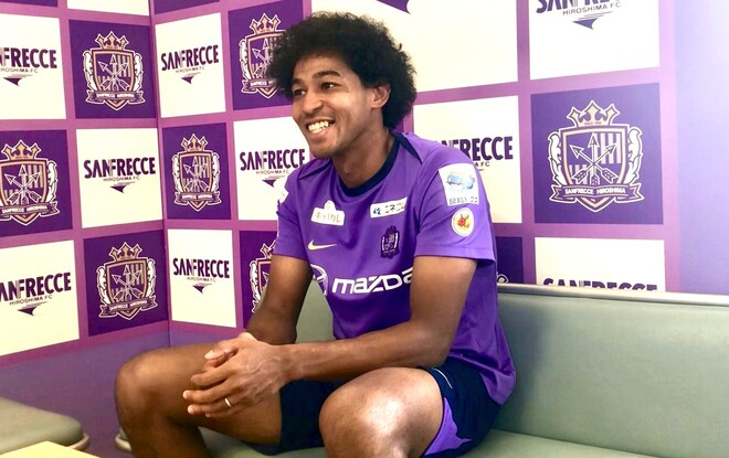 広島での生活を満喫しているジャーメイン。オフの日は「新スタジアム前の公園『HiroPa』で子どもとサッカーをしている」ようだ。(C)SOCCER DIGEST