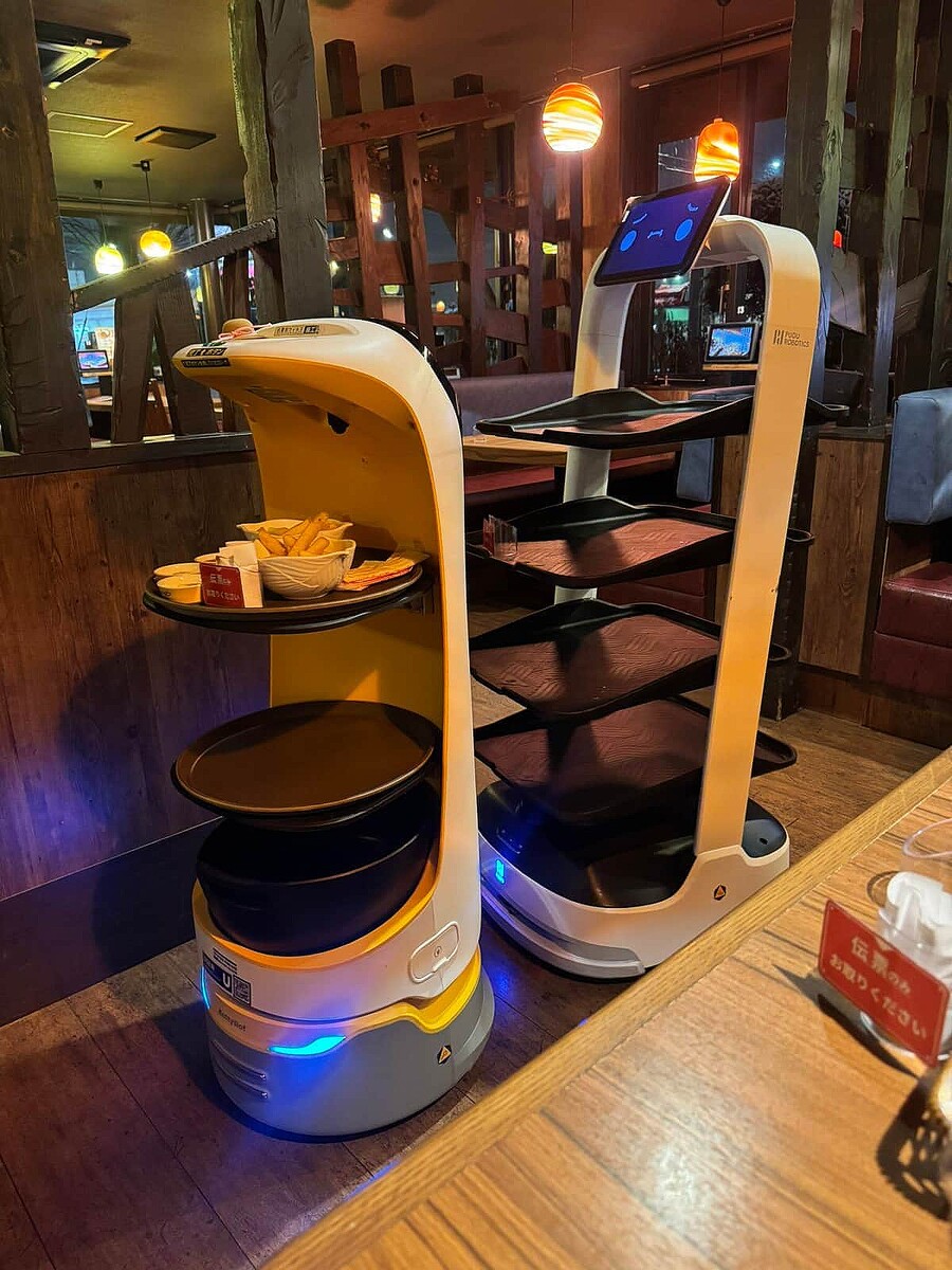通路で対峙する配膳ロボット(写真提供:江崎稔さん/@esakings)