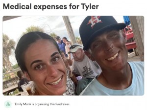 肌が極端に黒くなってしまった男性(右)(画像は『GoFundMe 2022年9月8日付「Medical expenses for Tyler」』のスクリーンショット)