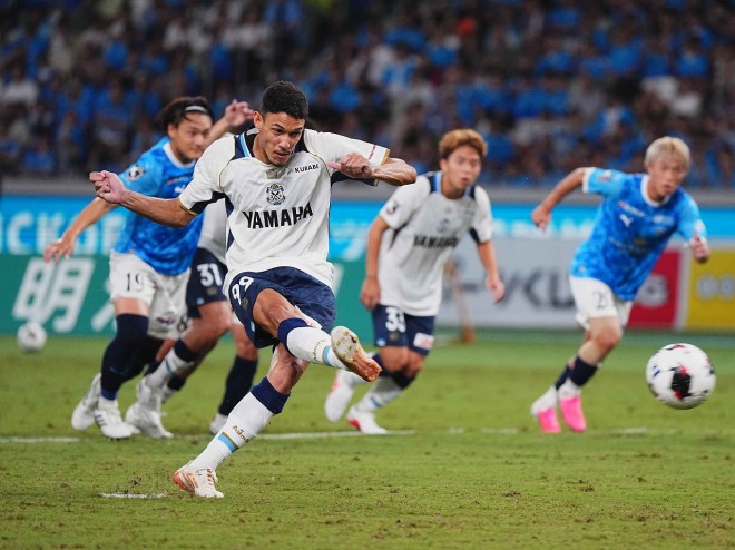 PKで一矢報いたJ・ヴィクトル。(C)SOCCER DIGEST