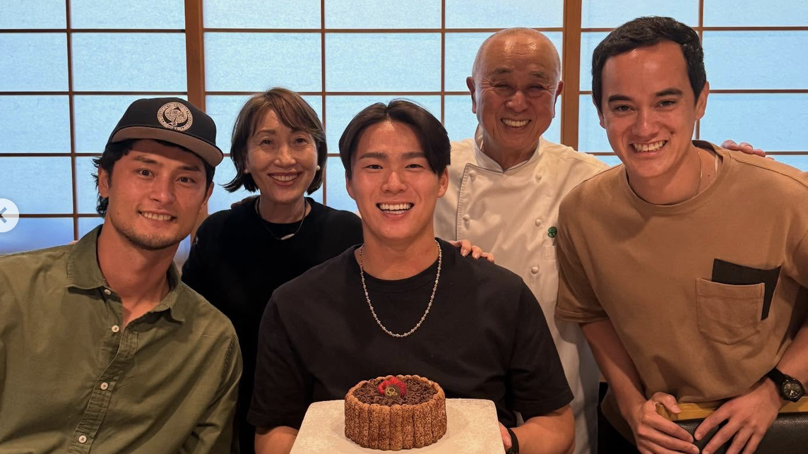 山本由伸、世界的レストランでMVP祝福！ ダルビッシュらとの“超豪華オフショ”に「素晴らしい」「ダルさんも居てビックリ」