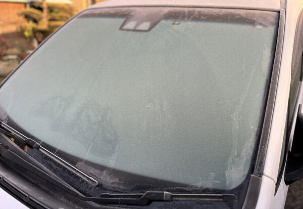 フロントガラスの凍結したクルマのイメージ（画像：写真AC）