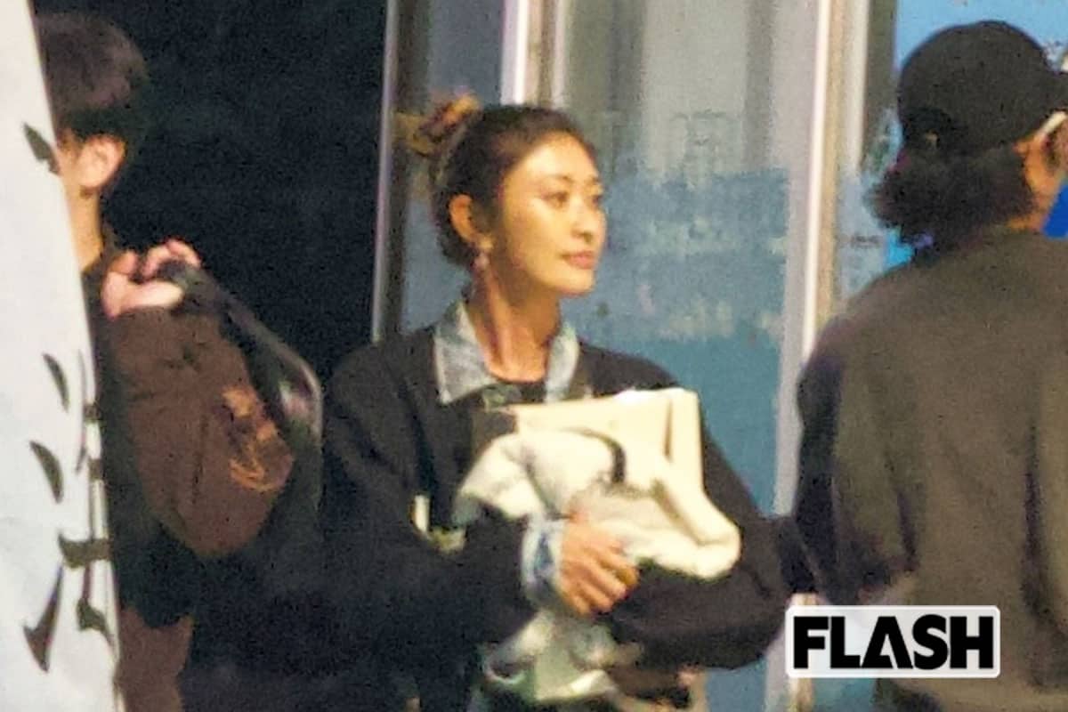  2024年11月、夫・小栗旬とともに姿を見せた山田優 