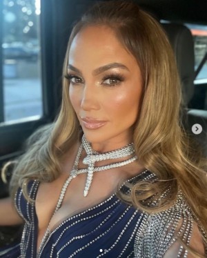 観客席でベンにスマホを見せていたジェニファー(画像は『Jennifer Lopez 2023年2月5日付Instagram「Hi #Grammys」』のスクリーンショット)