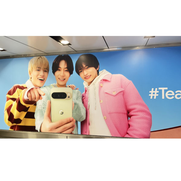 Google「Google Pixel」の駅広告（Ｃ）日刊ゲンダイ