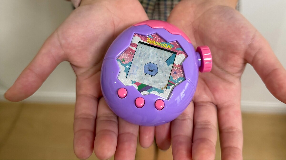 〈ブーム再び〉たまごっちが買えない子ども続出！ 父親たちが奔走も「10店舗電話しても買えない」“超進化版”の高額転売が相次ぎ、バンダイも「転売や買い占めは不本意です」