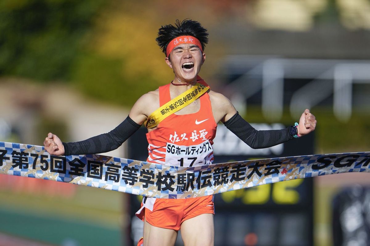2024年12月22日、全国高校駅伝男子で2年連続4度目の優勝を果たした佐久長聖のアンカー石川浩輝＝たけびしスタジアム京都