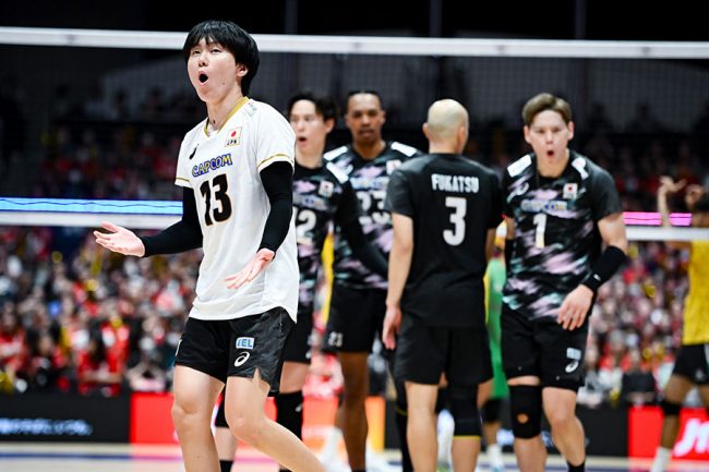 インドに勝利したバレーボール男子日本代表。左はリベロ小川智大【写真:中戸川知世】
