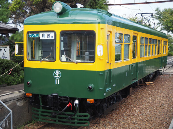 旧・月潟駅に保存されている新潟交通電車線のモハ10形モハ11号(大塚圭一郎撮影)