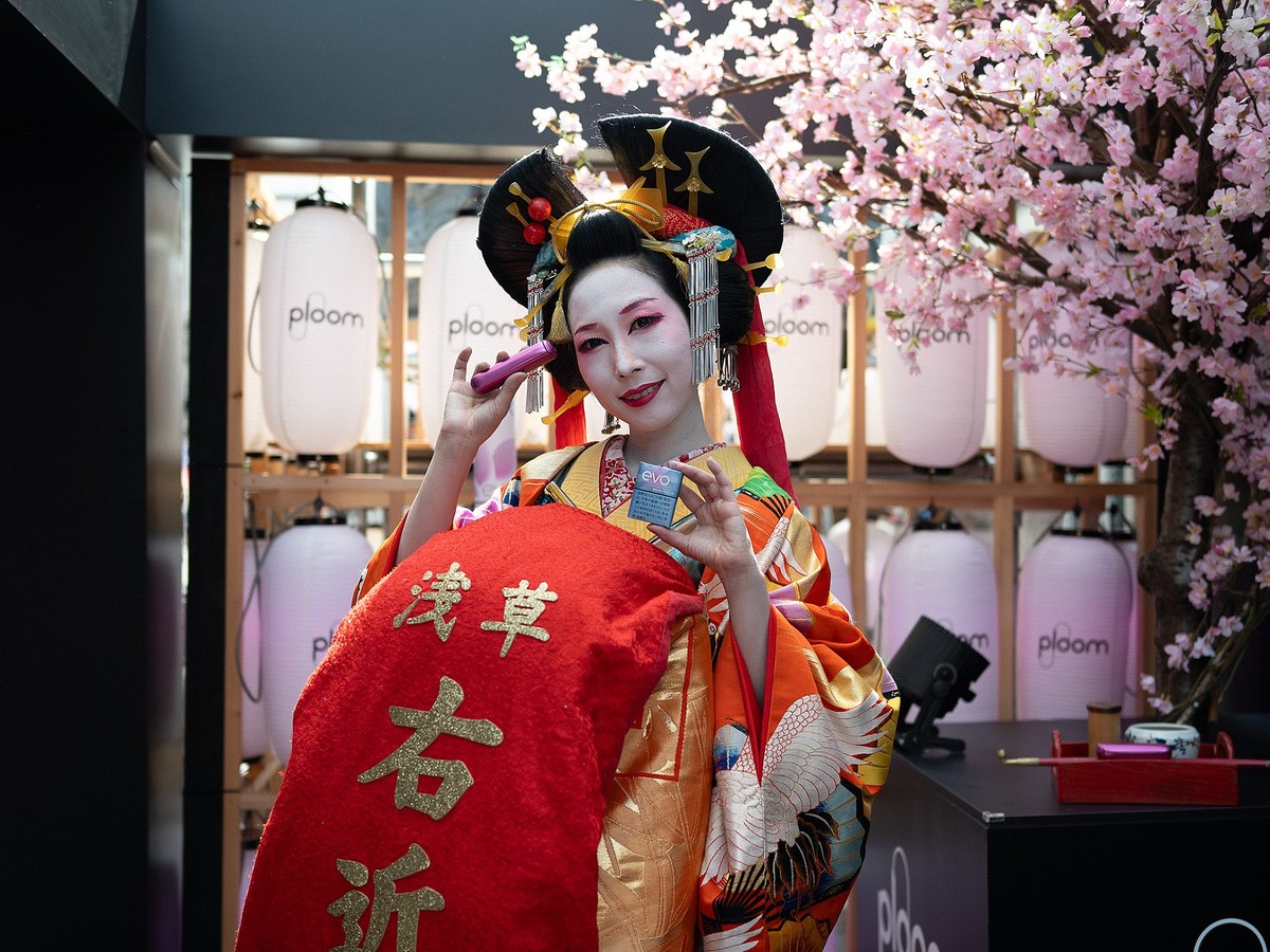 浅草に桜一色になった特設喫煙ブースが展開