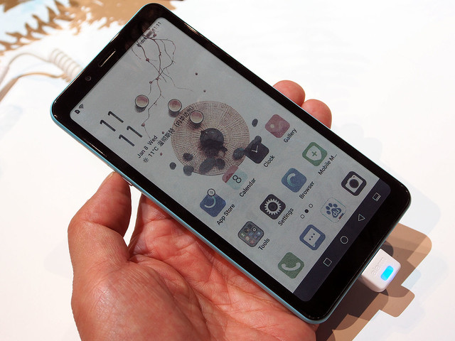 電子ペーパー スマートフォン 本体 世界初！カラー電子ペーパー画面のスマホをハイセンスが展示：CES2020