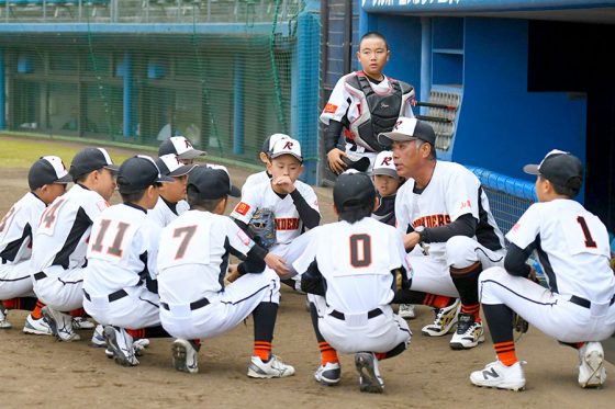 選手に話をする山梨・ラウンダースの日原宏幸監督【写真：フィールドフォース提供】