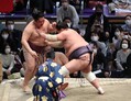 【大相撲十一月場所（九州場所）８日目】〇照ノ富士（おしだし）遠藤×＝福岡国際センター（村本聡撮影）
