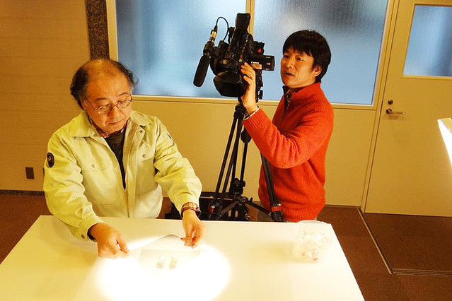 空き会議室で動画撮影する小森和範主幹研究員と小林室長(右)